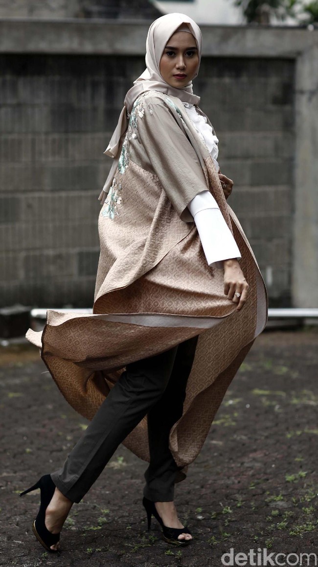 Pants & Long Outerwear: Kami Idea. Blouse: Etu Official. Photographer: Rahman/Detikcom. Stylist: Arina Yulistara. Model: Lia Karina Mansur (Juara 1 Sunsilk Hijab Hunt 2017)