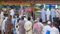 Begitu salat subuh bubar, biasanya mereka sudah berjualan untuk jamaah yang mencari sarapan pagi. Tampak hiruk pikuk antre beli sarapan pagi (Fitraya/detikTravel)