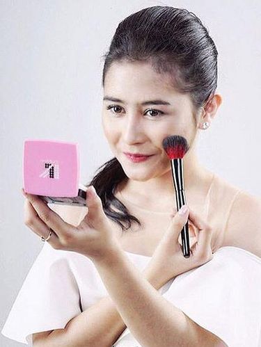 10 Artis Indonesia Merilis Produk Kosmetik 