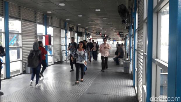 Suasana di halte busway Harmoni.