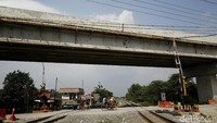 Flyover tersebut berada pada ruas jalan Tegal – Purwokerto. Ruas jalan ini biasanya menjadi jalur kendaraan dari Pantura menuju lintas tengah dan selatan Jawa.