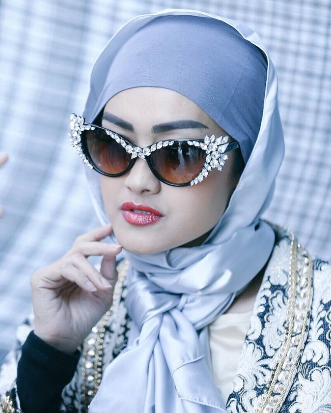 Julia Perez mengunggah foto ini saat Idul Adha 2016. Kala itu, Jupe tampak cantik ketika sedang pemotretan menggunakan jilbab praktis yang menutup sampai leher dengan gaun mewah berdetail. Foto ini diambil oleh fotografer terkenal Rio Motret dan headpiece dari Rinaldy Yunardi. Foto: Instagram @juliaperrezz