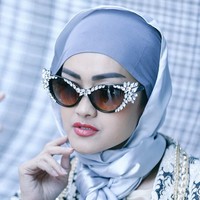 Julia Perez mengunggah foto ini saat Idul Adha 2016. Kala itu, Jupe tampak cantik ketika sedang pemotretan menggunakan jilbab praktis yang menutup sampai leher dengan gaun mewah berdetail. Foto ini diambil oleh fotografer terkenal Rio Motret dan headpiece dari Rinaldy Yunardi. Foto: Instagram @juliaperrezz