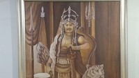 Sebelum masuk ke bagian belakang Museum Pusaka Keraton Kasepuhan pengunjung akan langsung melihat lukisan Sri Baduga Maharaja Siliwangi yang merupakan salah satu Raja Kerajaan Padjajaran (Tri Ispranoto/detikTravel)