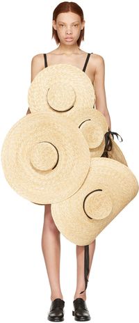 Dress Berbahan Topi Seharga Rp 39 Jutaan Ini Bikin Netizen Bingung