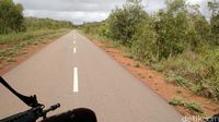 Jalan luar kota Trans Papua masih mulus.
