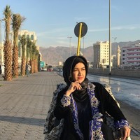 Masih berada di Tanah Arab, Julia Perez mengenakan jilbab hitam yang polos. Permainan detail pada busananya sudah membuat Jupe terlihat elegan.  Foto: Instagram @juliaperrezz