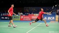 Kombinasi pemain Indonesia dan Malaysia Hendra Setiawan dan Tan Boon Heong saat bertanding di kualifikasi Indonesia Open Super Series Premier 2017 di JCC Senayan, Jakarta, Senin (12/6/2017).