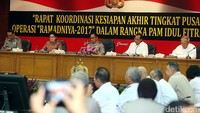 Kapolri Jenderal Tito Karnavian didampingi Wakapolri Komjen Pol Syafruddin, Menteri Kesehatan Nila F Moeloek, Menteri Perhubungan Budi Karya Sumadi, dan Menteri Pekerjaan Umum dan Perumahan Rakyat (PUPR) Basuki Hadimuljono memimpin rapat koordinasi.
