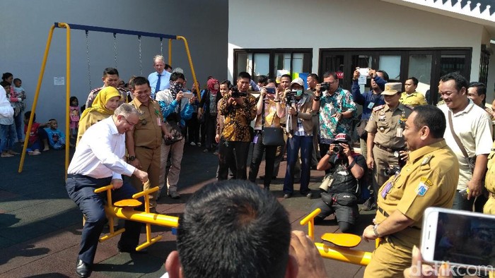 Kunjungi RPTRA Kalijodo, Wali Kota Rotterdam Main Jungkat-jungkit