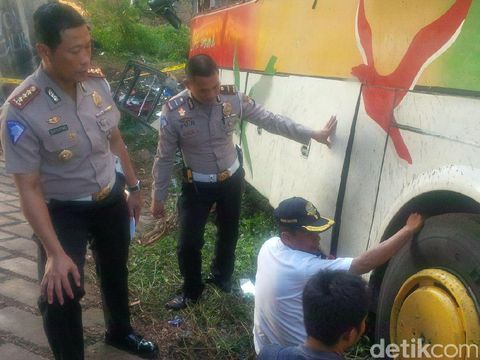  Olah tempat kejadian perkara (TKP) bus Sri Maju Prima yang terjun ke kolong tol Merak, Senin (12/6/2017).