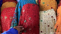 Harga kain yang dijual di KTC relatif murah dan terjangkau, tergantung jenis dan jumlah pembeliaannya. Harga per meter kain dibanderol mulai dari harga Rp 16.000-40.000, per kg berkisar Rp 50.000-70.000 tergantung bahan yang akan dibeli.