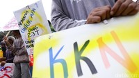 Demonstran menggelar aksi dengan membawa sejumlah poster tuntutan.