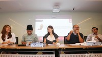 Para narasumber memaparkan pandangannya terkait pansus hak angket KPK oleh DPR di Kantor DPP PSI, Jakarta, Senin (12/7).