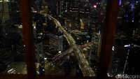 Ratusan kendaraan terlihat terjebak macet.