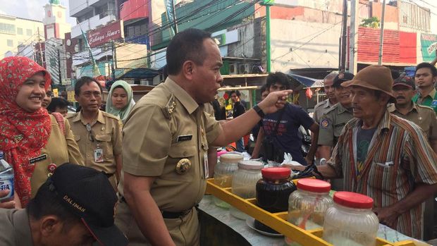 Wali Kota Jakarta Timur, Bambang Musyawardana, berjanji akan menindak para pedagang makanan yang menggunakan zat berbahaya.