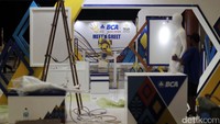 Turnamen bulutangkis Indonesia Open Super Series Premier 2017 sudah dimulai pada hari Senin (12/6/2017) ini, tapi persiapan belum sepenuhnya beres karena panitia penyelenggara masih memasang stand-stand dan gapura pintu masuk ke arena.