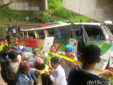 Bus terjun ke kolong jembatan di Tol Tangerang-Merak.