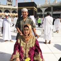 Mengenang Julia Perez ketika berada di Masjidil Haram. Jupe mengenakan jilbab satin keemasan saat di depan Kabah menggunakan kursi roda. Foto: Instagram @juliaperrezz