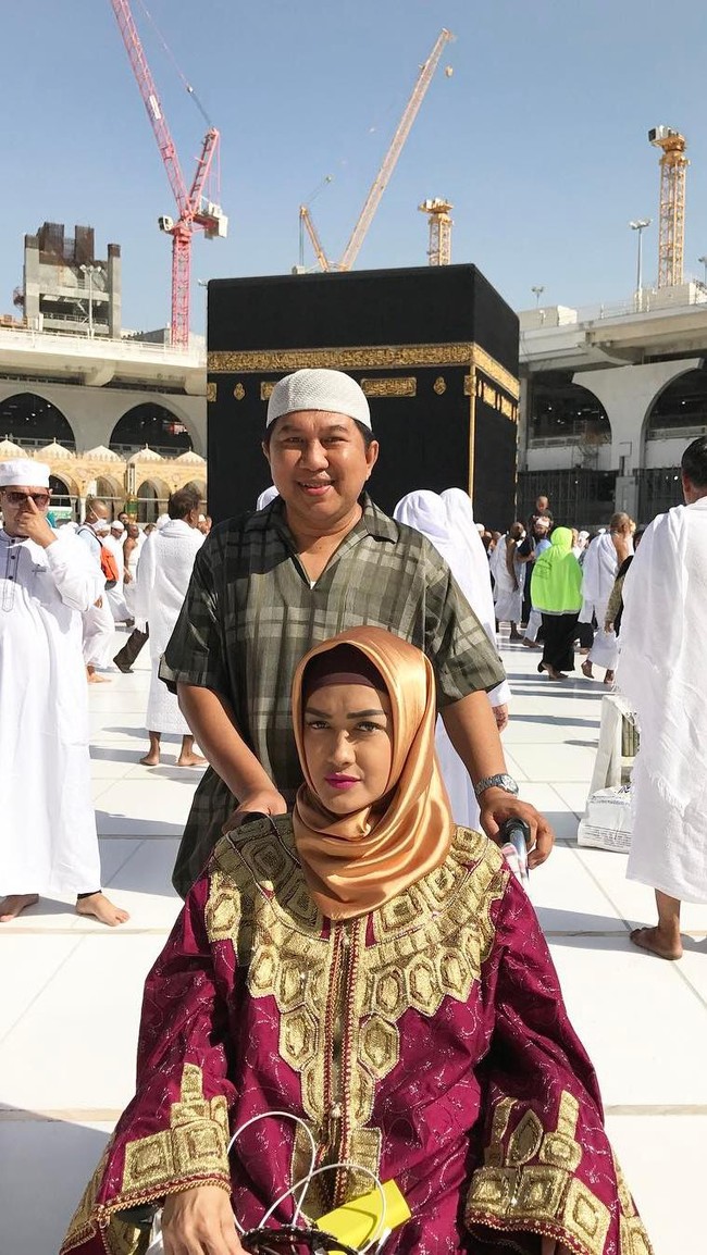 Mengenang Julia Perez ketika berada di Masjidil Haram. Jupe mengenakan jilbab satin keemasan saat di depan Kabah menggunakan kursi roda. Foto: Instagram @juliaperrezz