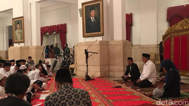Presiden Jokowi buka puasa dengan anak yatim piatu di Istana / 