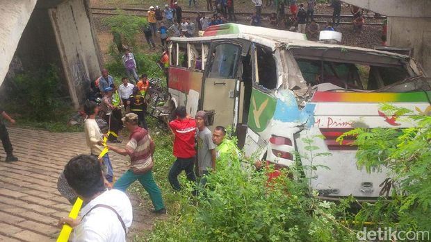 Bus terjun ke kolong jembatan di Tol Tangerang-Merak.