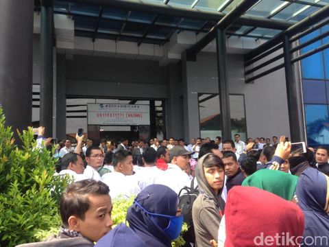 Karyawan Demo di Kantor TransJakarta Cawang Karyawan Demo di Kantor TransJakarta Cawang