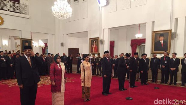  Presiden Joko Widodo melantik pejabat Dewan Kehormatan Penyelenggara Pemilu (DKPP) periode 2017-2022 di Istana, Senin (12/6/2017)