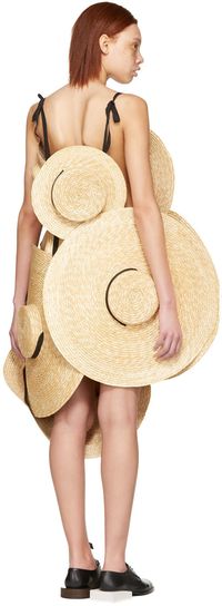 Dress Berbahan Topi Seharga Rp 39 Jutaan Ini Bikin Netizen Bingung