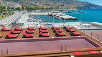Kolam renang di bagian rooftop Pestana CR7 Hotel. Bisa melihat lautan biru luas, pegunungan dan kapal-kapal yacht yang berlalu-lalang (Pestana CR7 Hotel)