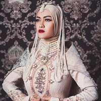 Julia Perez mengunggah foto ini saat Idul Adha 2016. Kala itu, Jupe tampak cantik ketika sedang pemotretan menggunakan jilbab praktis yang menutup sampai leher dengan gaun mewah berdetail. Foto ini diambil oleh fotografer terkenal Rio Motret dan headpiece dari Rinaldy Yunardi. Foto: Instagram @juliaperrezz