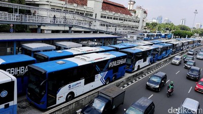 Demo Karyawan, Puluhan Bus TransJ Mogok di Halte Harmoni