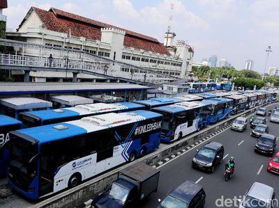 Demo Karyawan, Puluhan Bus TransJ Mogok di Halte Harmoni