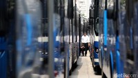 Dari arah yang menuju Stasiun Kota, terlihat bus yang berjejer mencapai hingga 400 meter. Sementara yang mengarah ke Harmoni antrean bus sekitar 100 meter.