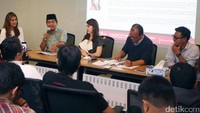 Hadir (kiri-kanan) Ketua PSI Isyana Bagoes Oka, aktifis Ray Rangkuti, Ketua Umum PSI Grace Natalie, aktivis ICW Emerson Yuntho dan aktifis TII Wawan Suyatmiko.