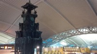 Menara jam unik ini didesain oleh seniman patung terkenal Nyoman Nuarta. Desainnya terinspirasi dari Bale Kulkul, yaitu paviliun menara tempat kentongan besar digantung (David/detikTravel)