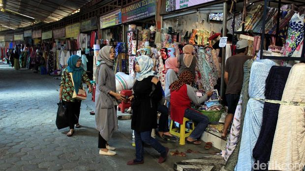 Berburu Kain Murah di Cigondewah Bandung Kota Bandung memiliki banyak alternatif belanja murah untuk persiapan lebaran. Salah satunya di Kawasan Tekstil Cigondewah (KTC).