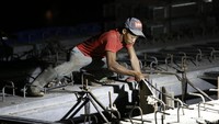 Guna mengejar target pengoperasian, kontraktor mengerjakan pembangunan siang dan malam.