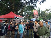 Suasana penertiban PKL oleh aparat gabungan di Kota Bandung.