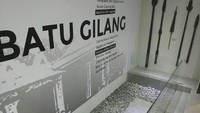 Sementara itu di bagian tengah terdapat Batu Gilang yang konon peninggalan era Sunan Gunung Jati berfungsi sebagai penunjuk arah kiblat (Tri Ispranoto/detikTravel)