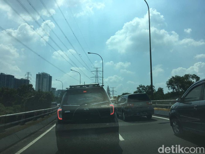 Tol Cawang Arah Semanggi Macet Parah