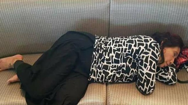 Tren Pejabat Negara Tidur di Tempat Umum dan Jadi Viral Tren Pejabat Negara Tidur di Tempat Umum dan Jadi Viral