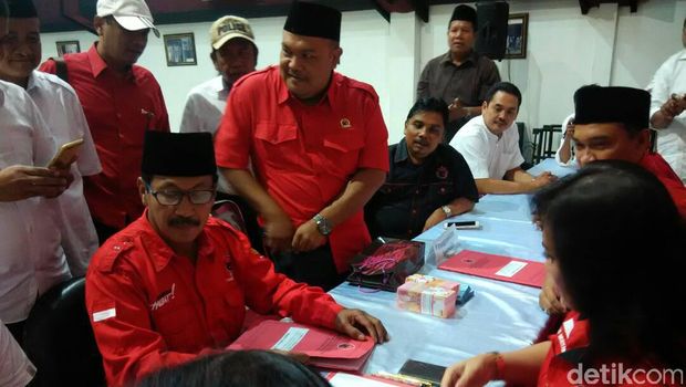 Anggota DPRD Jatim Suhandoyo mendaftar kursi cawagub 