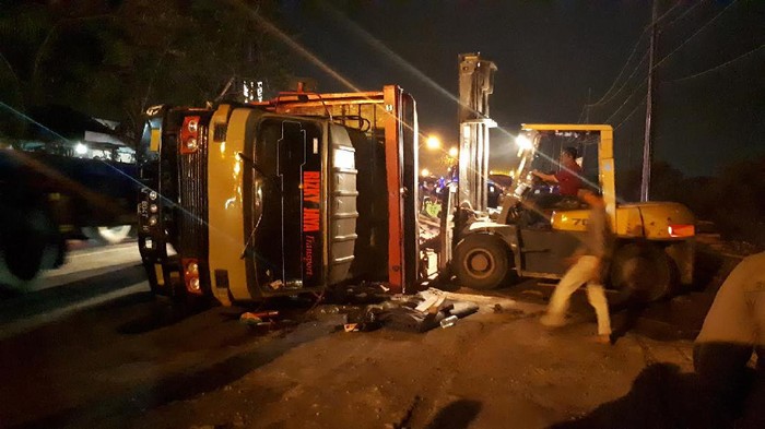 Muatan Tak Imbang, Truk Muat Kayu Terguling