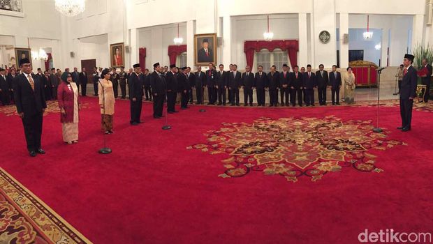  Presiden Joko Widodo melantik pejabat Dewan Kehormatan Penyelenggara Pemilu (DKPP) periode 2017-2022 di Istana, Senin (12/6/2017)