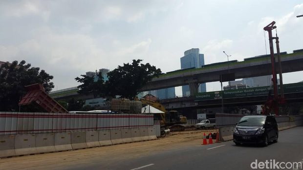 Proyek di Mampang Prapatan menyebabkan terjadi pengecilan jalur.