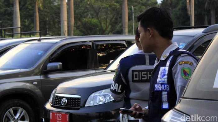 Seluruh pegawai negeri sipil (PNS) di lingkungan Pemkab Bandung dilarang menggunakan kendaraan dinas untuk mudik Lebaran 2017.