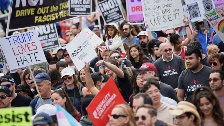Ribuan Orang Warga AS Gelar Unjuk Rasa Dukung Hak-hak LGBT Ribuan Orang Warga AS Gelar Unjuk Rasa Dukung Hak-hak LGBT