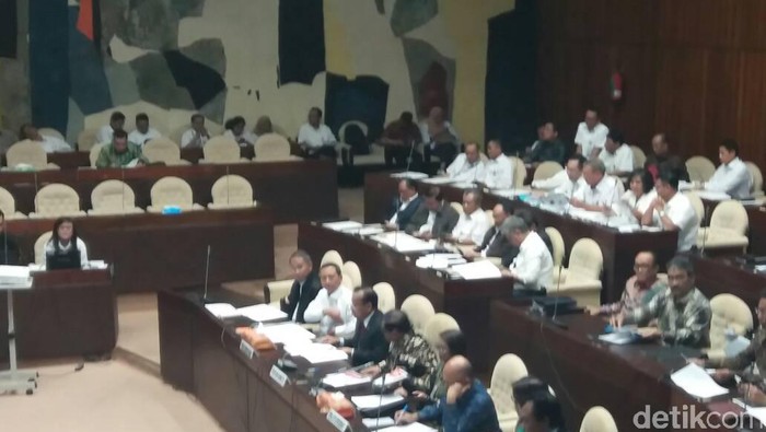 Komisi II Rapat dengan Mensesneg dan Seskab Bahas Anggaran 2018