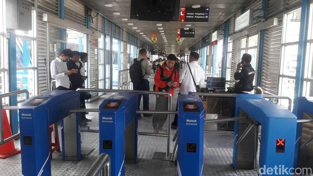 Penumpang tidak bisa naik bus di halte Harmoni.